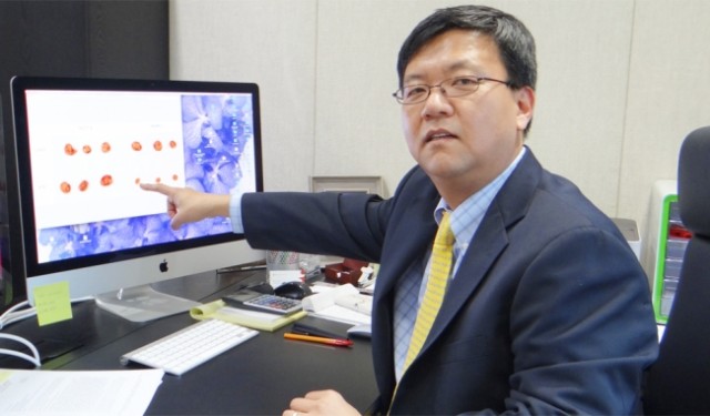 명경재 단장이 DNA 복구 과정이 고장 난 실험쥐에서 자란 암세포를 가리키며, 특정 화합물(화합물 418번)을 처리하자 암세포를 죽일 수 있었다고 설명하고 있다. - 이충환 제공 제공
